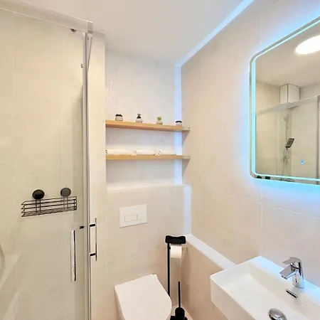 Modern One-bedroom Near Centre شقة كَشّا