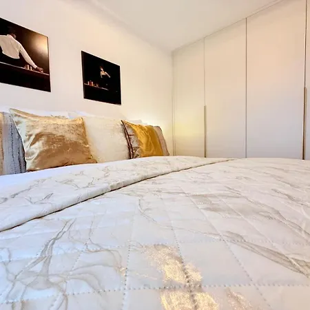 Modern One-bedroom Near Centre شقة كَشّا