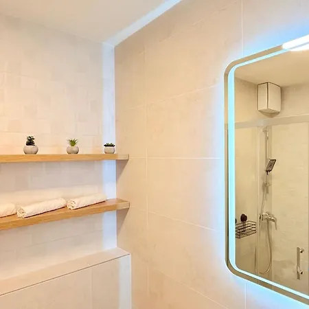 Modern One-bedroom Near Centre * كَشّا