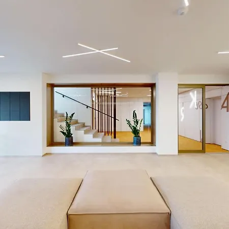 Modern One-bedroom Near Centre شقة كَشّا